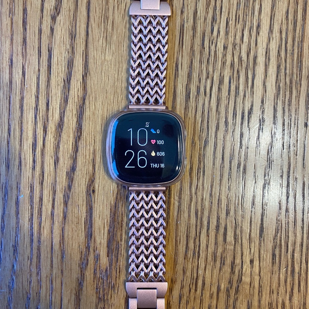 Fitbit Versa 4 in Excellent Used Condition